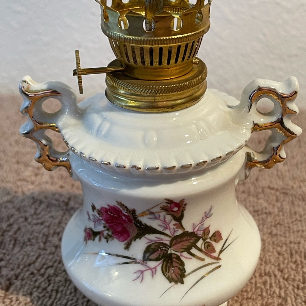 Vintage Small Porcelain Oil Lamp with a Floral Design - Picture 4 of 11